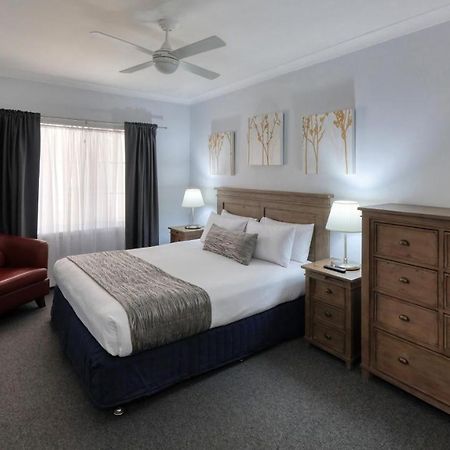 Colonial Motel & Apartments Янг Екстериор снимка