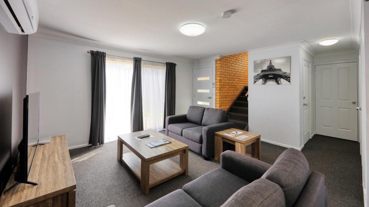 Colonial Motel & Apartments Янг Екстериор снимка