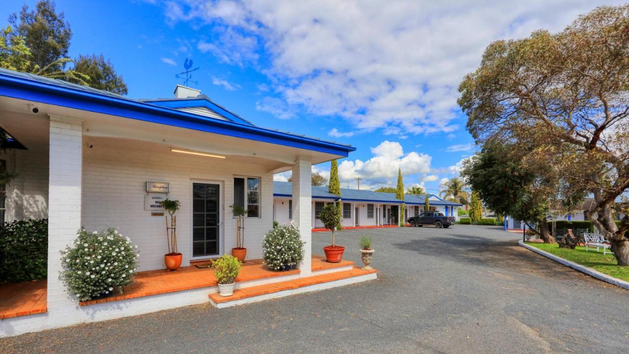 Colonial Motel & Apartments Янг Екстериор снимка