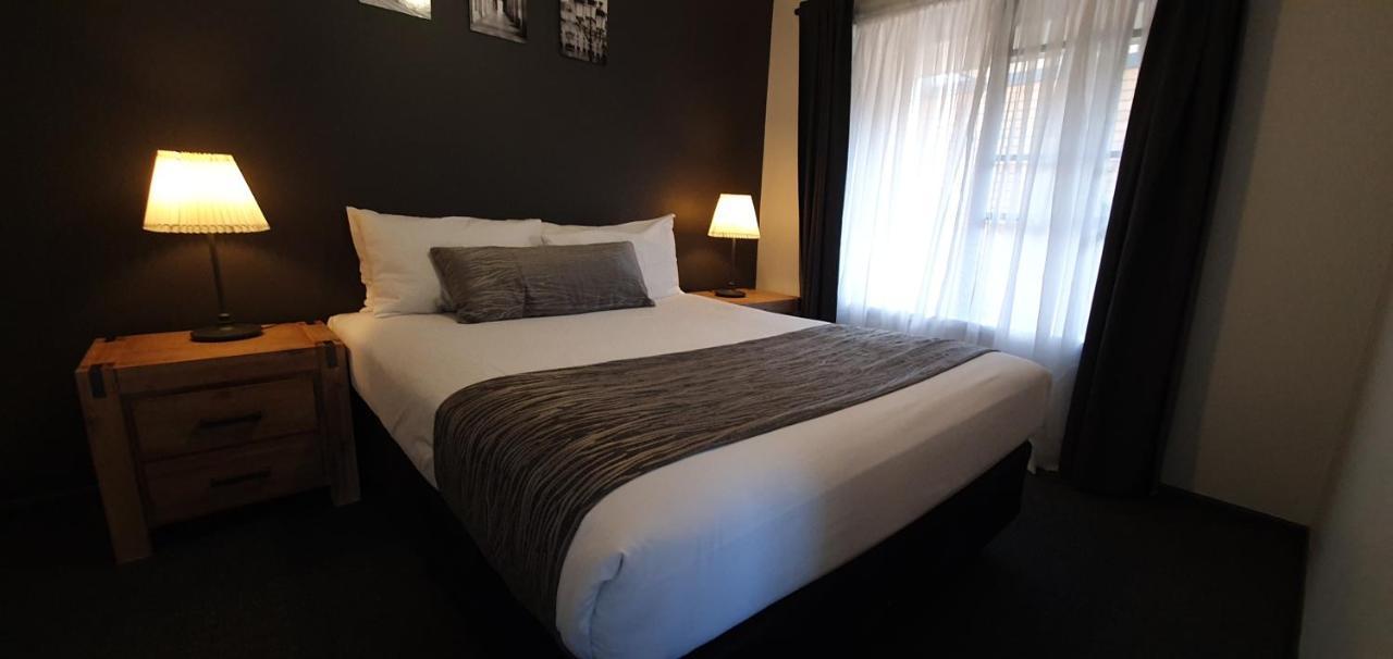 Colonial Motel & Apartments Янг Екстериор снимка