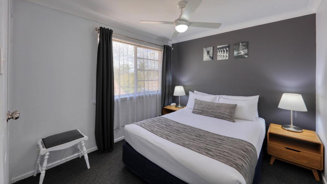 Colonial Motel & Apartments Янг Екстериор снимка