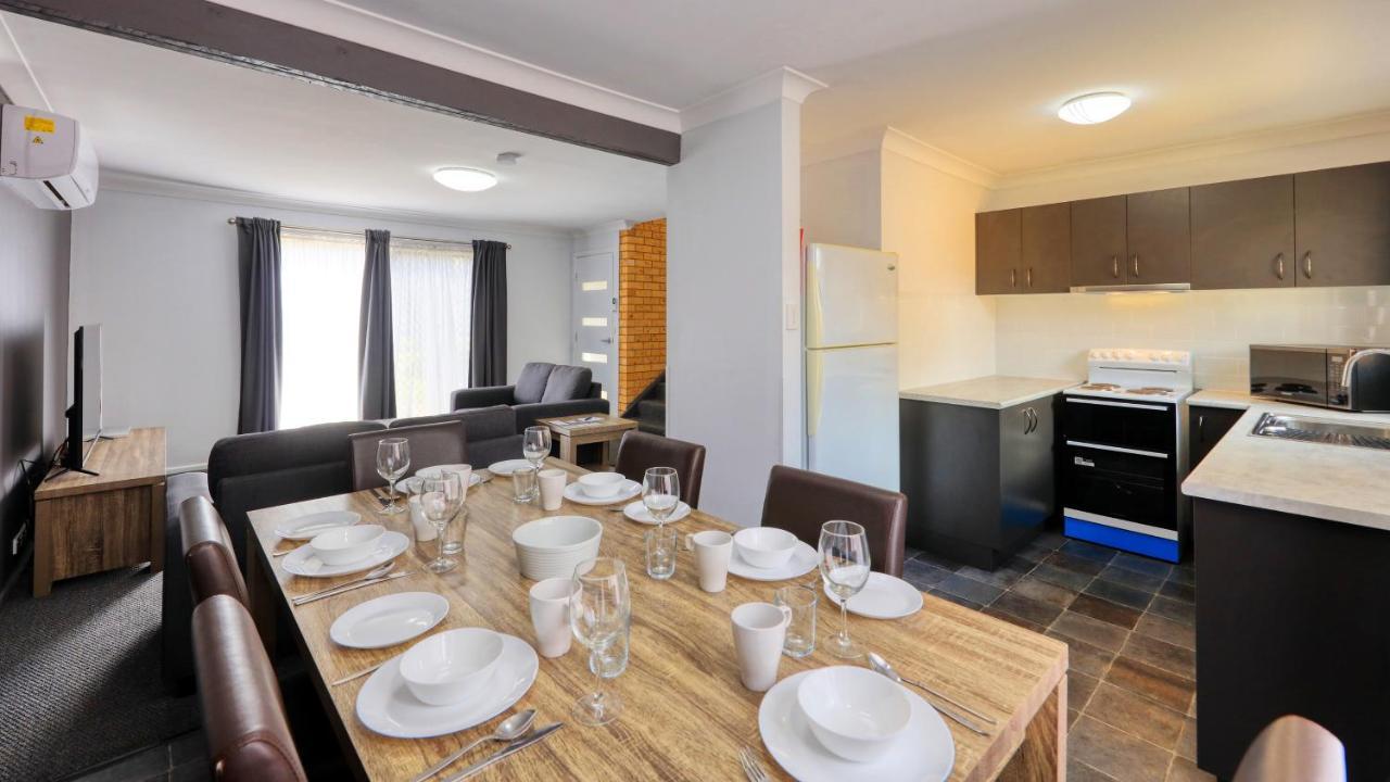 Colonial Motel & Apartments Янг Екстериор снимка